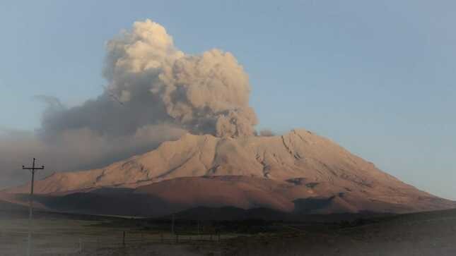 VOLCÁN UBINAS EN ALERTA NARANJA