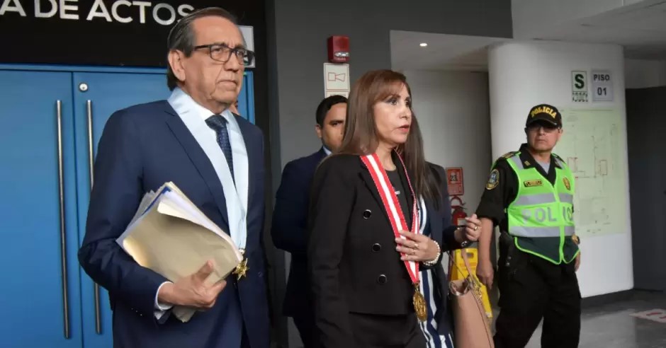 Patricia Benavides y su defensa, Jorge Del Castillo, se retiran de la audiencia. Foto: Andina