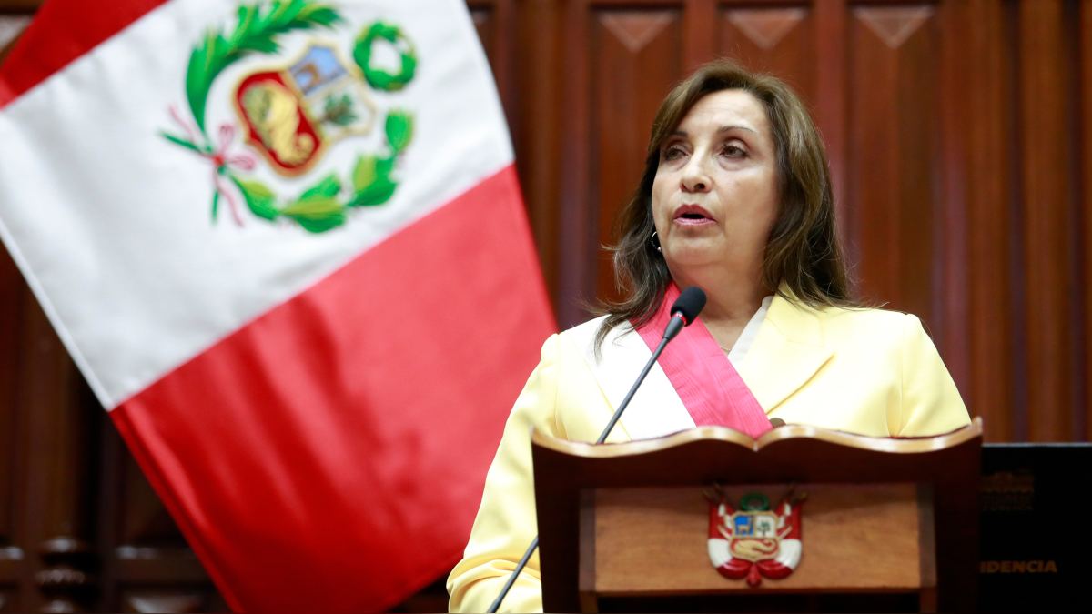 Dina Boluarte jura como la primera mujer presidenta del Perú. Foto: RPP