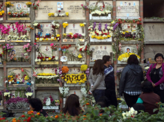 Perú celebra el Día de Todos los Santos entre altares y flores