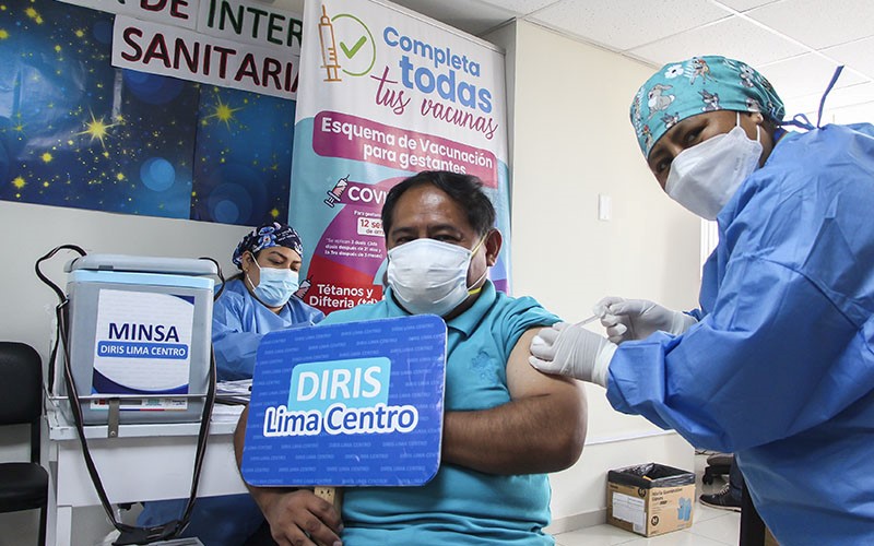 Noventa mil personas ya recibieron la nueva vacuna bivalente