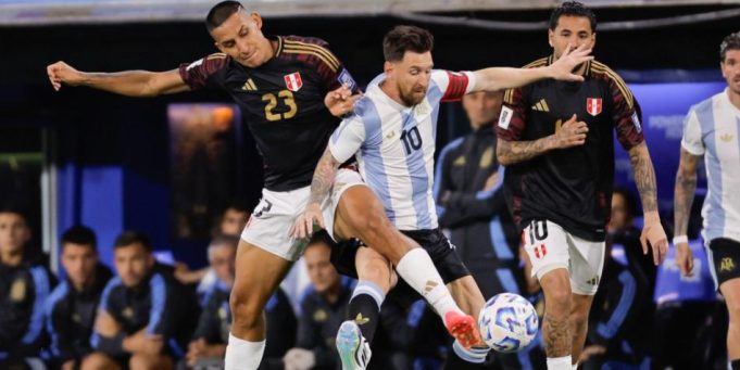 Sin goles. Perú no logró romper el empate frente a Chile en el clásico del Pacífico. Foto: Fútbolred