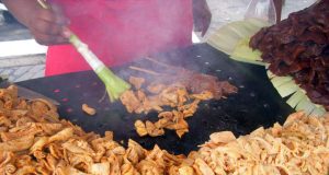 “La comida callejera puede ser un vehículo de transmisión de enfermedades” Riesgo latente: En la entrevista se analiza los peligros invisibles detrás del consumo cotidiano de estos alimentos. Fuente: El Comercio Perú