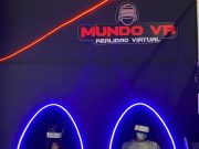 Jóvenes universitarios disfrutan experiencias de realidad virtual en Plaza San Miguel