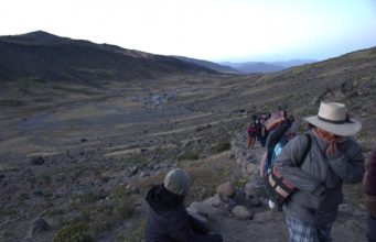 Donde la fe sube entre el frío y las montañas
