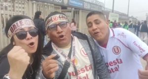 Hinchas de la ‘U’ alientan a su equipo en la previa del clásico