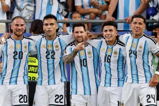 Messi desafía al tiempo y Argentina arranca con una goleada